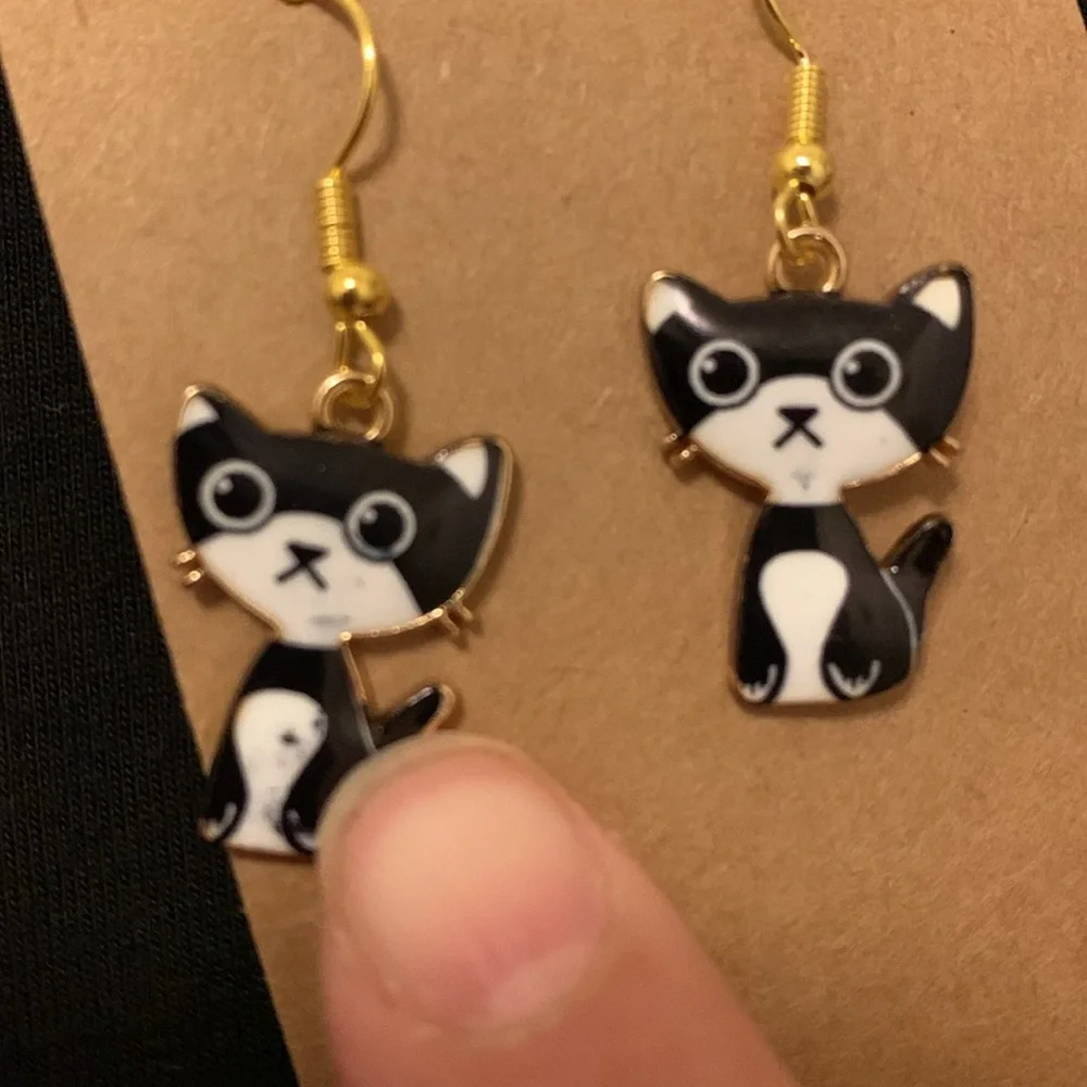 Tuxedo cat dangle earrings NWT - Picture 3 of 4